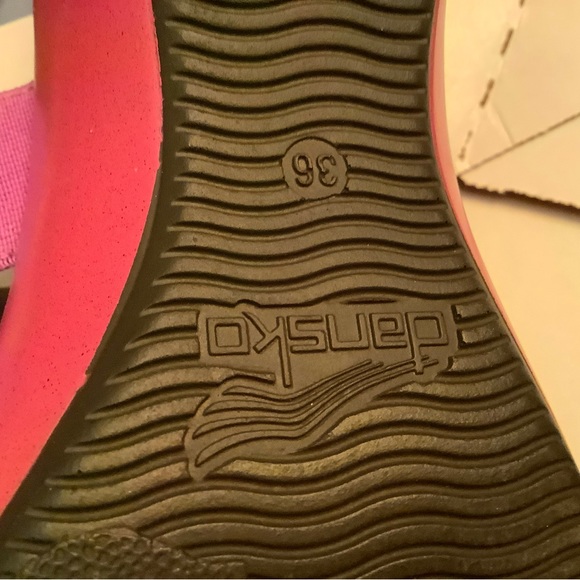 Cute open toe Dansko sandals with small wedge heel - Picture 4 of 6